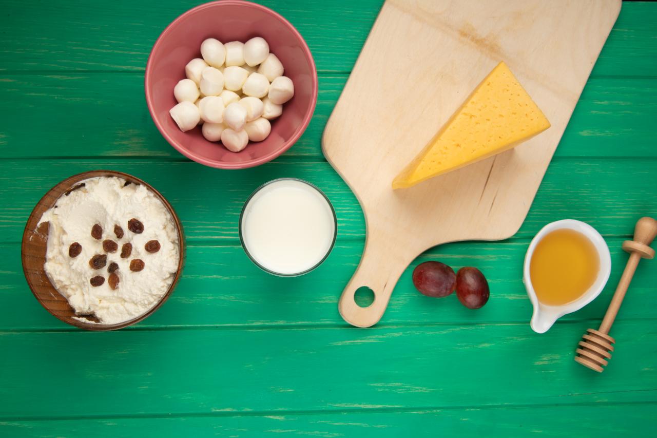 top-view-cottage-cheese-bowl-topped-with-raisins-mozzarella-piece-dutch-cheese